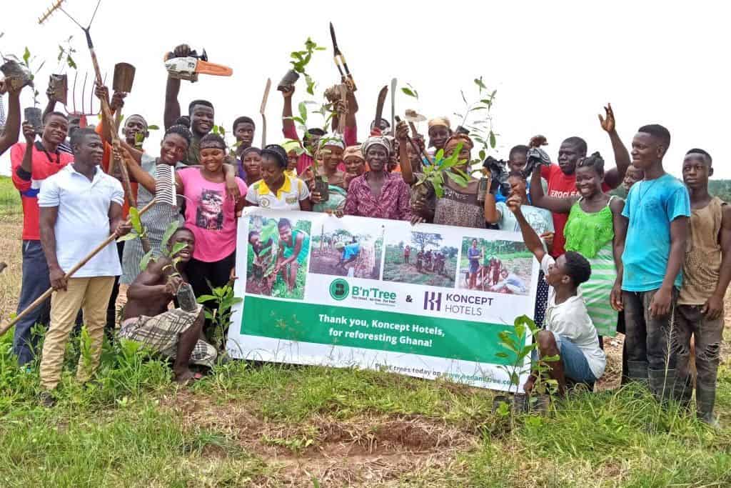 Das Click A Tree Team in Ghana feiert die Aufforstung mit Projektpartnern aus der Hotellerie