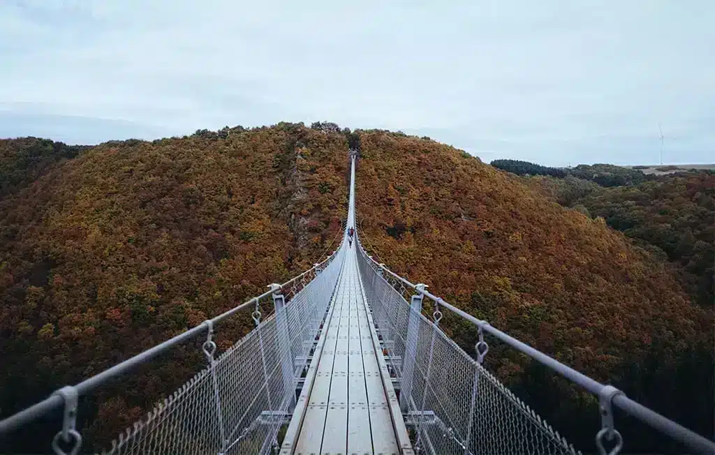 Es muss nicht immer die Fernreise sein 1 Es muss nicht immer die Fernreise sein 1 Opener Haengebruecke lukas becker unsplash Nachhaltiger Urlaub