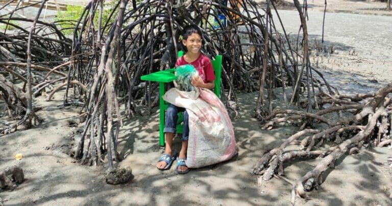 Meeresplastik sammeln auf den Philippinen Fertiger Schulstuhl