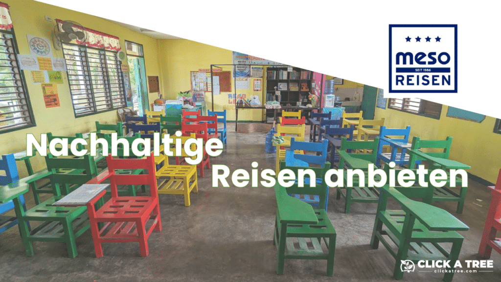 Bunte Stühle in einem Klassenzimmer im Click A Tree Philippinen Projekt. In der Schule in Davao. Im Vordergrund der Text "Nachhaltige Reisen anbieten" und das Logo von MESO Reisen sowie das Logo von Click A Tree.