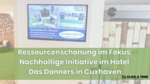 Das Bild zeigt einen Bildschirm im Hotel Das Donners in Cuxhaven, der die nachhaltige Initiative des Hotels in Zusammenarbeit mit Click A Tree präsentiert. Die Anzeige informiert Gäste darüber, dass sie durch den Verzicht auf die Zimmerreinigung aktiv zur Aufforstung beitragen können. Als Ergebnis wurden bereits 2.710 Bäume gepflanzt(Stand: 15.01.2025). Der grüne Banner im unteren Bereich des Bildes hebt das Engagement des Hotels für Ressourcenschonung und Nachhaltigkeit hervor. Das Click A Tree-Logo ist unten rechts sichtbar. Bäume statt Housekeeping