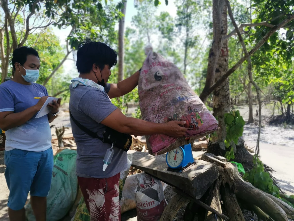 7 Beispiele für profitable Nachhaltigkeit in der Gastronomie Click A Tree Philippines locals weighing plastic waste nachhaltigkeit in der gastronomie
