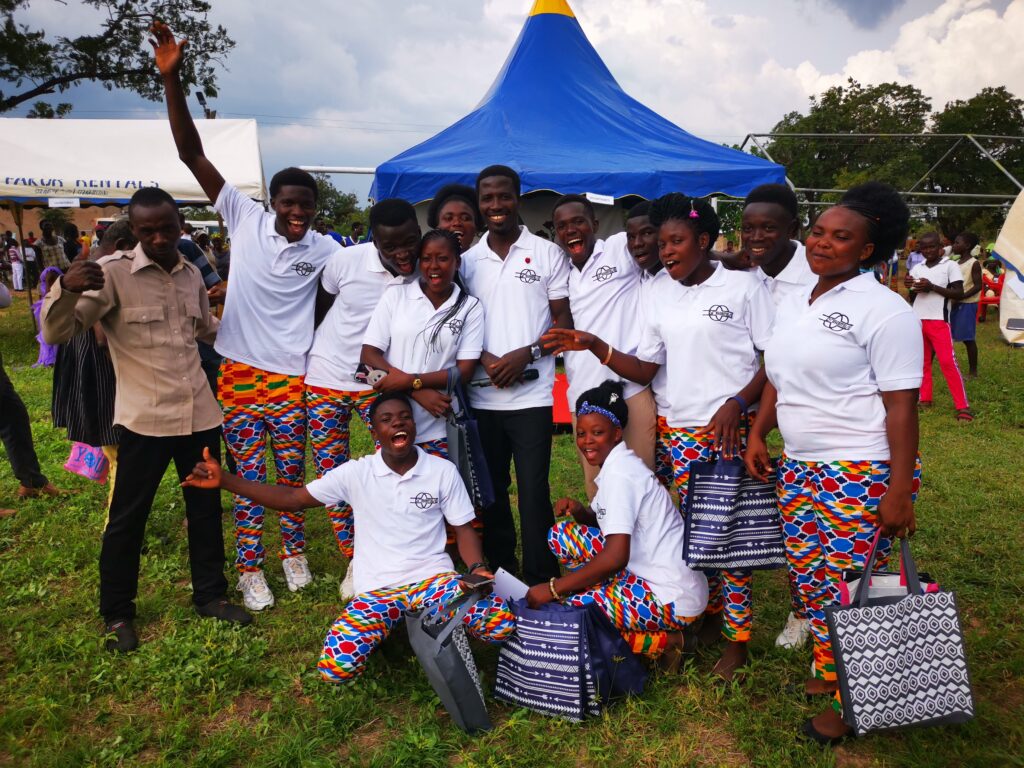 Stolze Absolventen der Click A Tree Unternehmerschule in Ghana