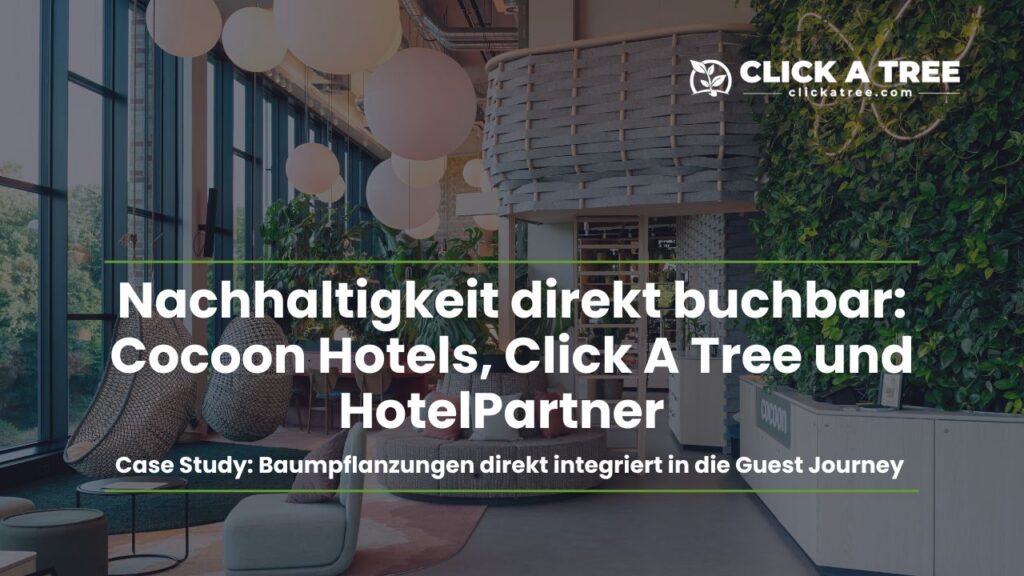 Titelbild der Click A Tree Case Study mit Blick in den Loungebereich eines Cocoon Hotels. Der Text beschreibt die Zusammenarbeit von Cocoon Hotels, Click A Tree und HotelPartner zur Integration von Baumpflanzungen in die digitale Guest Journey.