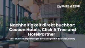 Titelbild der Click A Tree Case Study mit Blick in den Loungebereich eines Cocoon Hotels. Der Text beschreibt die Zusammenarbeit von Cocoon Hotels, Click A Tree und HotelPartner zur Integration von Baumpflanzungen in die digitale Guest Journey.